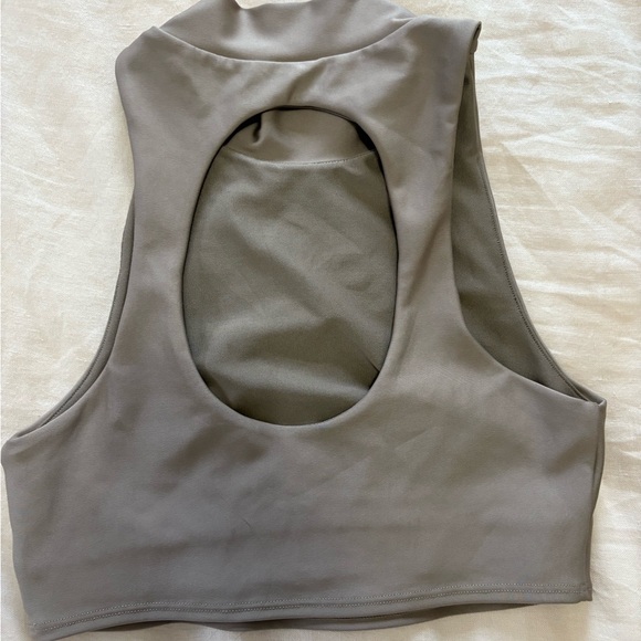 ALO Yoga Women's Gray Crop Top - Picture 2 of 3